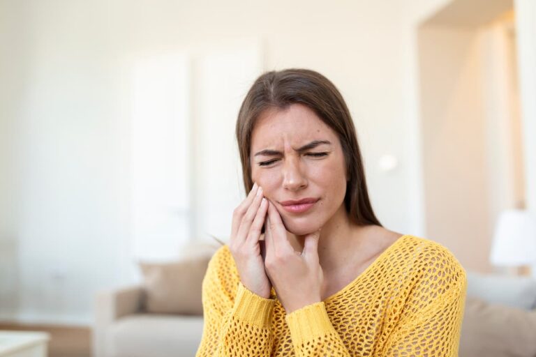 Lire la suite à propos de l’article Mal de dent horrible : que faire pour soulager la douleur immédiatement ?
