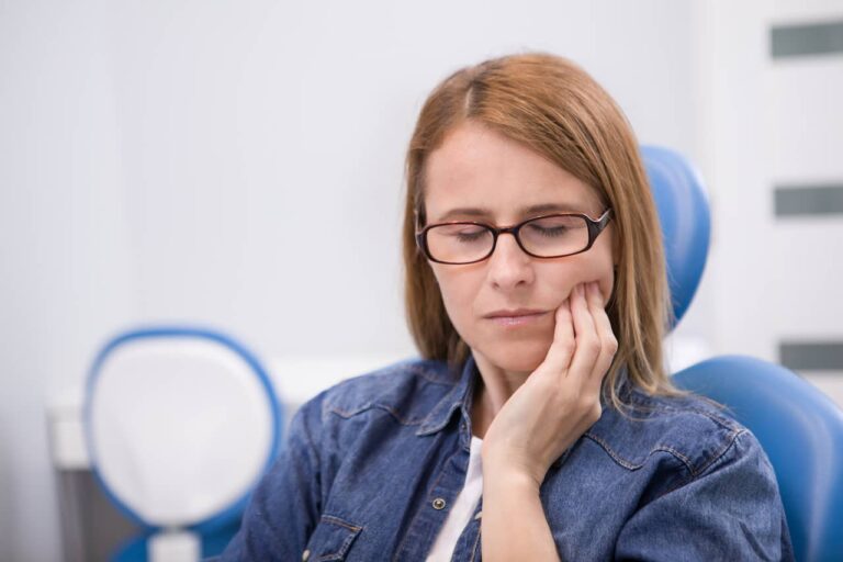 Lire la suite à propos de l’article En combien de temps disparaît un abcès dentaire avec antibiotique ? (Délais et Traitements)
