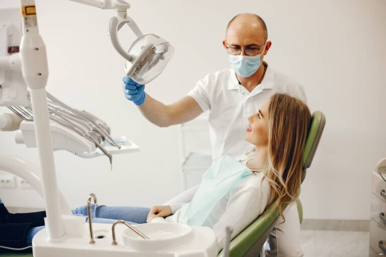 Lire la suite à propos de l’article Dent dévitalisée : combien de temps peut-on rester sans couronne ?