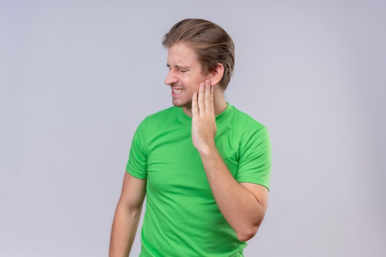 Lire la suite à propos de l’article D&rsquo;où vient la douleur en haut de la mâchoire près de l&rsquo;oreille ?