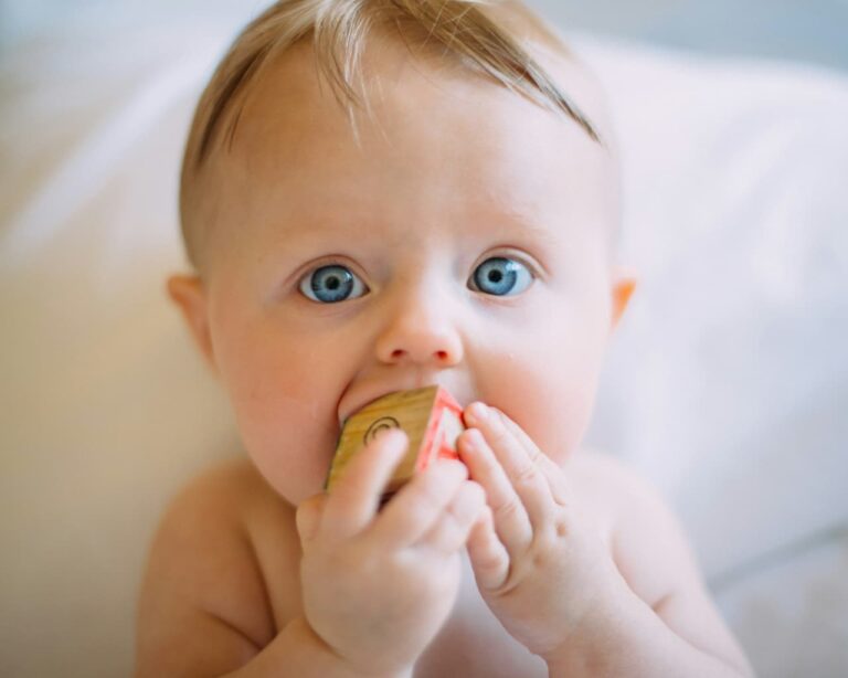 Lire la suite à propos de l’article Combien de temps dure une poussée dentaire ? guide complet et solutions pour soulager bébé