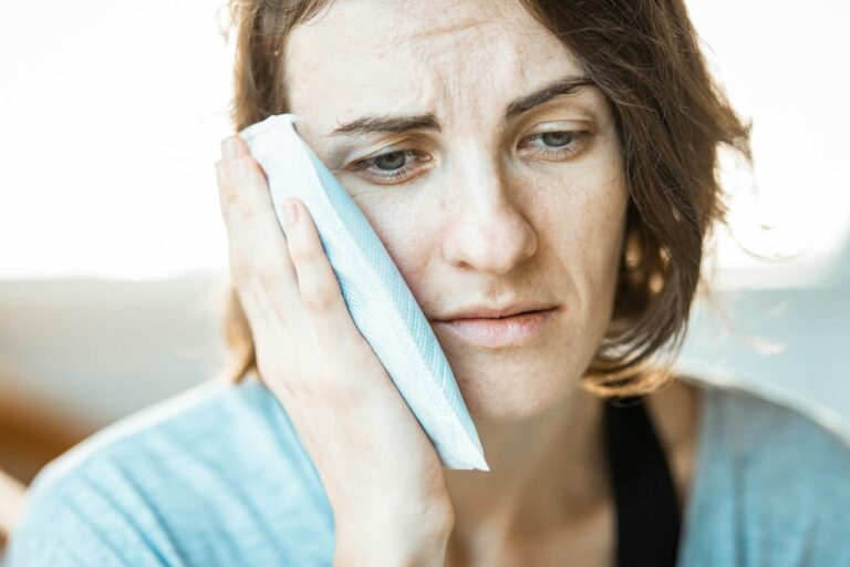 Lire la suite à propos de l’article Dent qui bouge après un choc chez l&rsquo;adulte : les gestes d&rsquo;urgence et traitements