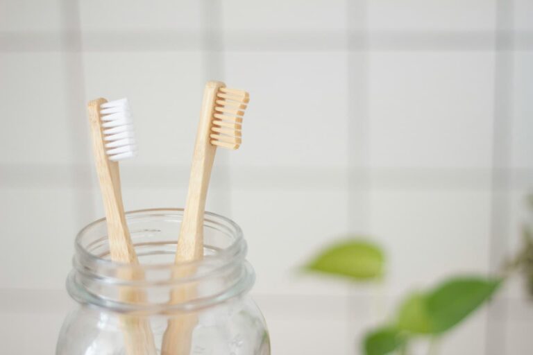 Lire la suite à propos de l’article Fil dentaire avant ou après le brossage : quel est le meilleur ordre pour vos dents ?