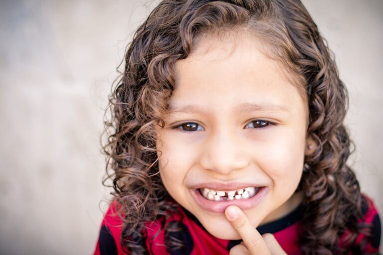 Lire la suite à propos de l’article Combien de dents de lait tombent et à quel âge ?