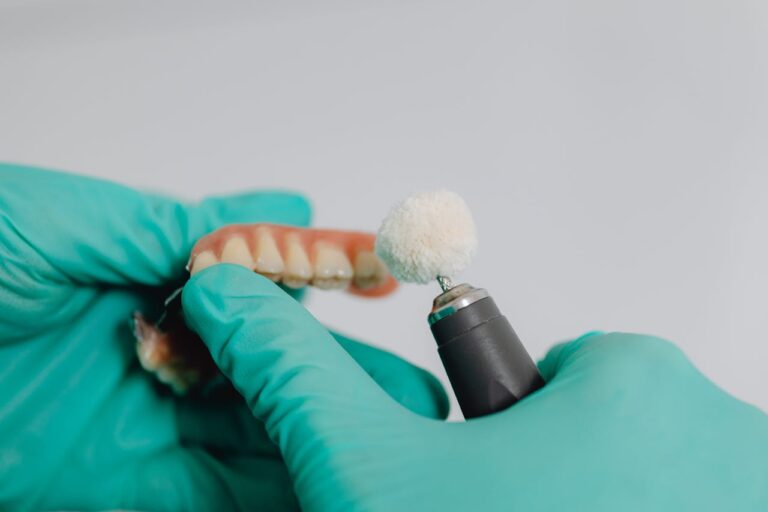 Lire la suite à propos de l’article Colle pour dentier longue durée : comment choisir et bien l&rsquo;utiliser
