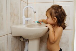 Lire la suite à propos de l’article Dent qui va percer chez bébé : signes, durée et comment le soulager