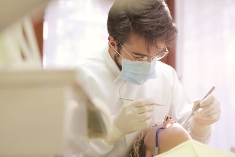 Lire la suite à propos de l’article En combien de temps le dentiste soigne une carie ?
