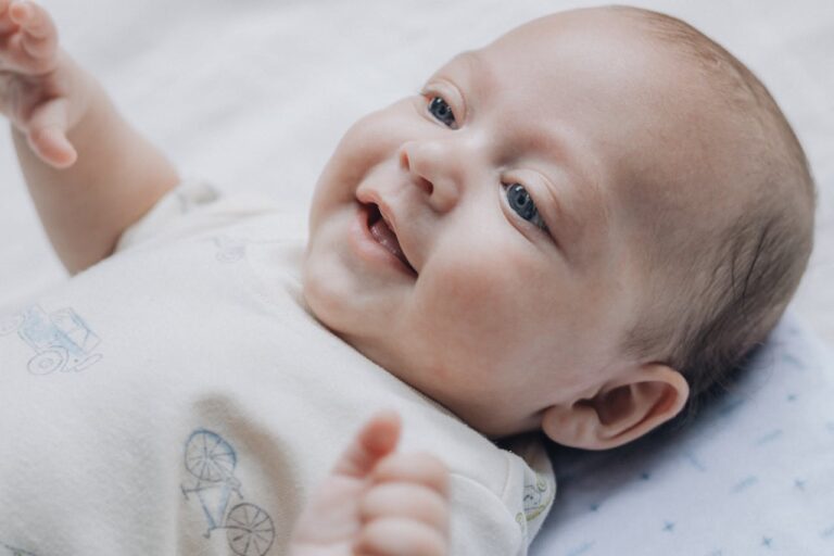 Lire la suite à propos de l’article Gencive bébé avant la première dent : signes, gonflement et soins