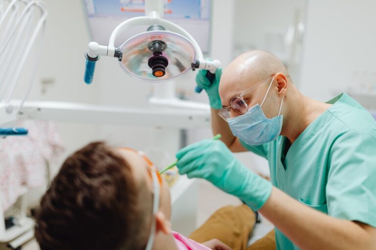 Lire la suite à propos de l’article Mal de dent mais le dentiste ne voit rien : quelles causes et que faire ?
