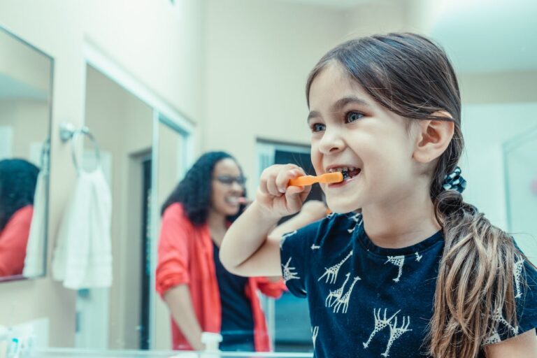 Lire la suite à propos de l’article Poussée dentaire des molaires à 2 ans : symptômes, durée et remèdes efficaces