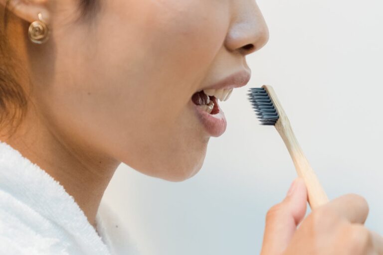 Lire la suite à propos de l’article Soigner une carie sans dentiste : ce qui fonctionne vraiment (et les limites à connaître)