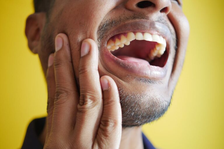 Lire la suite à propos de l’article Douleur musculaire à la langue et à la gorge : causes, symptômes et traitements