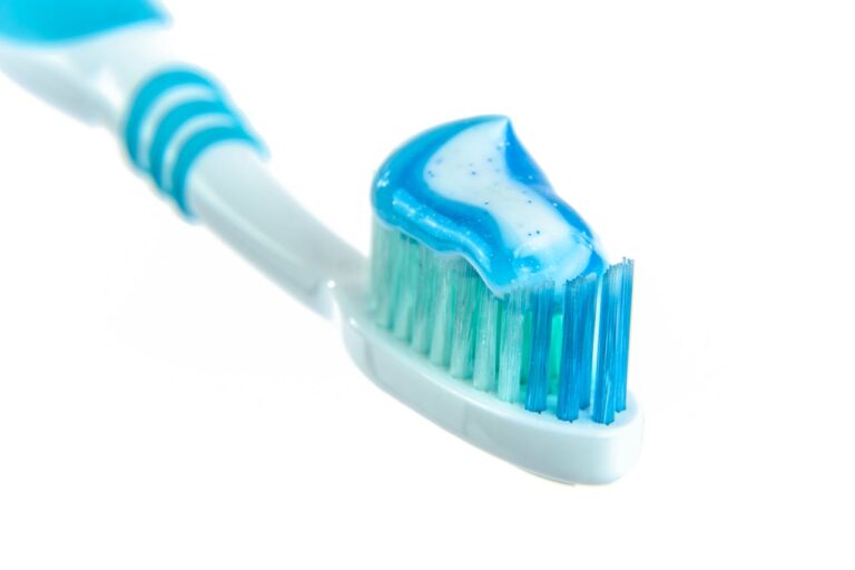 Lire la suite à propos de l’article Dentifrice pour blanchiment des dents : comment choisir et bien l&rsquo;utiliser