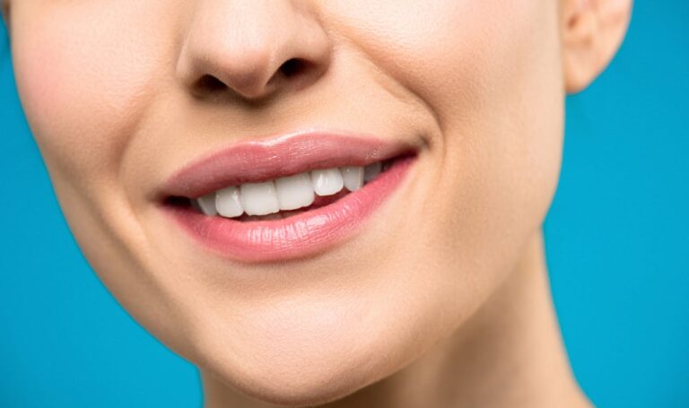 Lire la suite à propos de l’article Trou entre les dents après détartrage : pourquoi et que faire ?