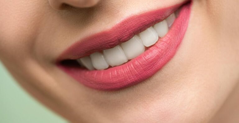Lire la suite à propos de l’article Comment avoir les dents blanches en 5 min : les méthodes qui fonctionnent vraiment