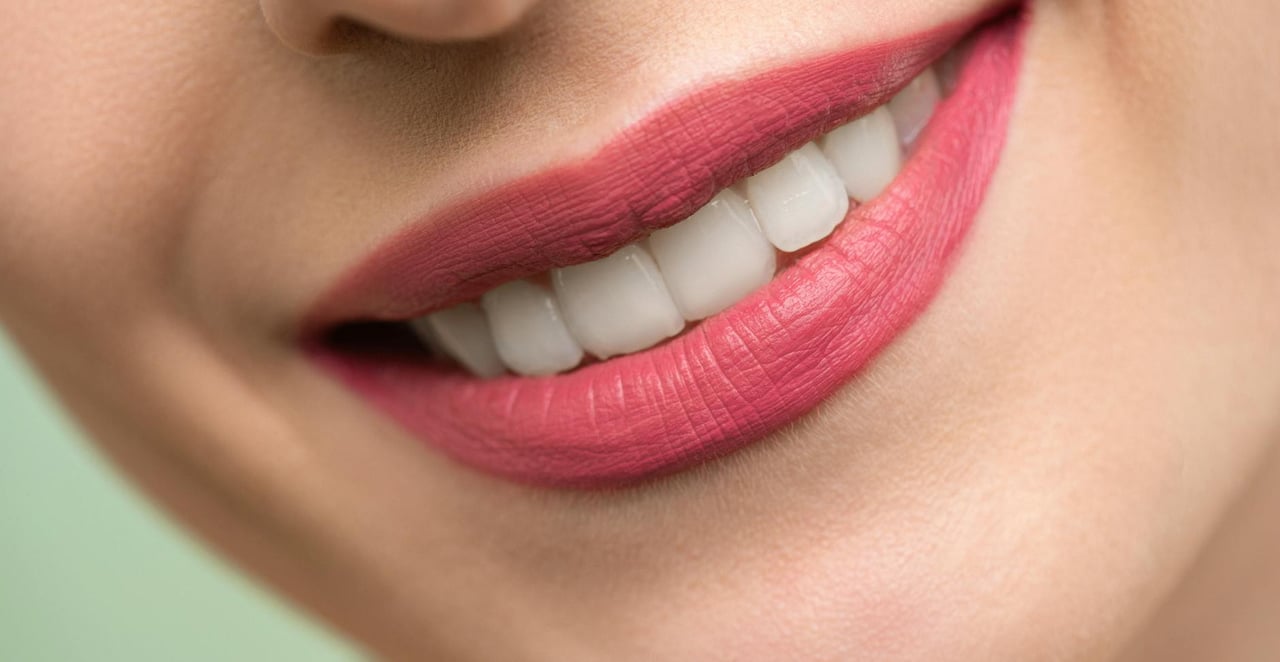 You are currently viewing Comment avoir les dents blanches en 5 min : les méthodes qui fonctionnent vraiment