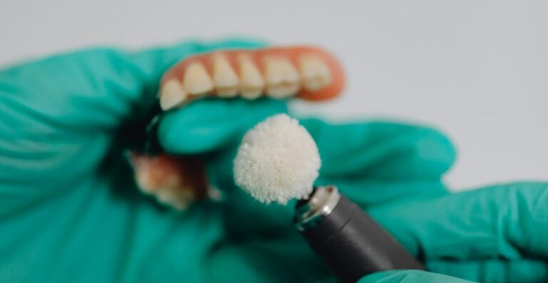 Lire la suite à propos de l’article Comment nettoyer un dentier très entartré : méthodes qui fonctionnent vraiment