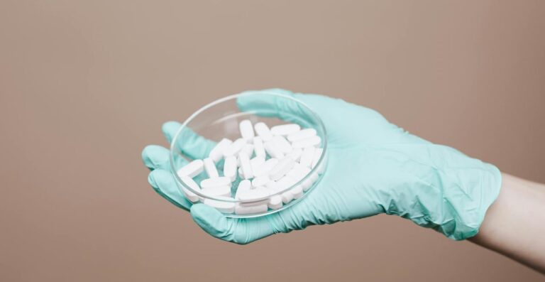 Lire la suite à propos de l’article Quel antibiotique pour un abcès dentaire : ce que prescrit vraiment le dentiste