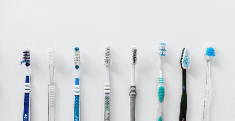 Lire la suite à propos de l’article Brosse à dent de voyage : comment choisir le bon modèle pour partir serein