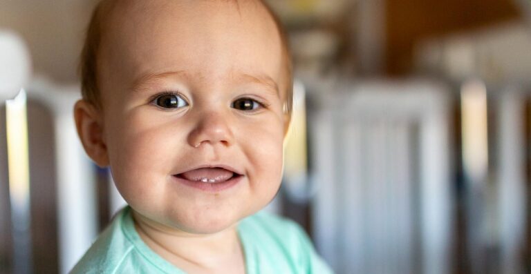 Lire la suite à propos de l’article Dents de bébé qui ne poussent pas dans l&rsquo;ordre : normal ou pas ?
