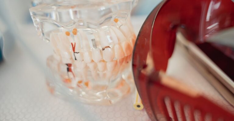 Lire la suite à propos de l’article Faut-il mettre son dentier dans l&rsquo;eau la nuit ?