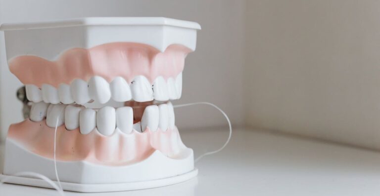 Lire la suite à propos de l’article Mon dentier me fait mal aux gencives : causes, remèdes et quand consulter