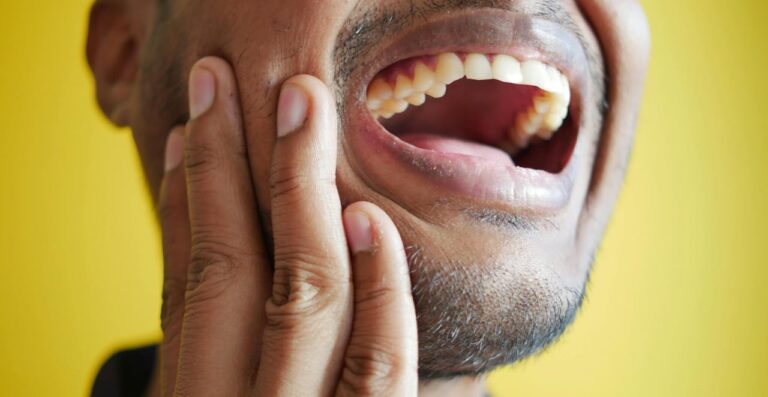 Lire la suite à propos de l’article Petit bouton blanc sur la gencive douloureux : causes et traitements