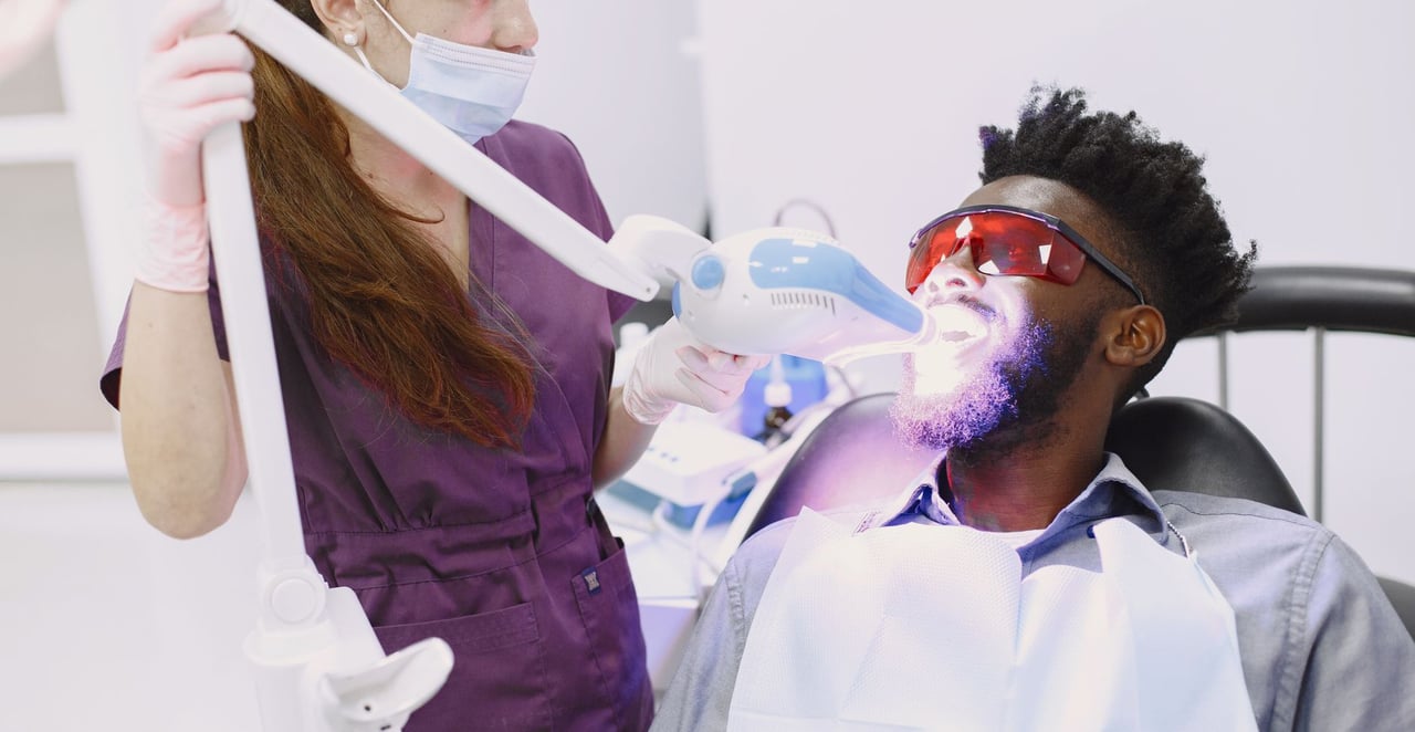 You are currently viewing Comment enlever les taches sur les dents : causes et solutions efficaces
