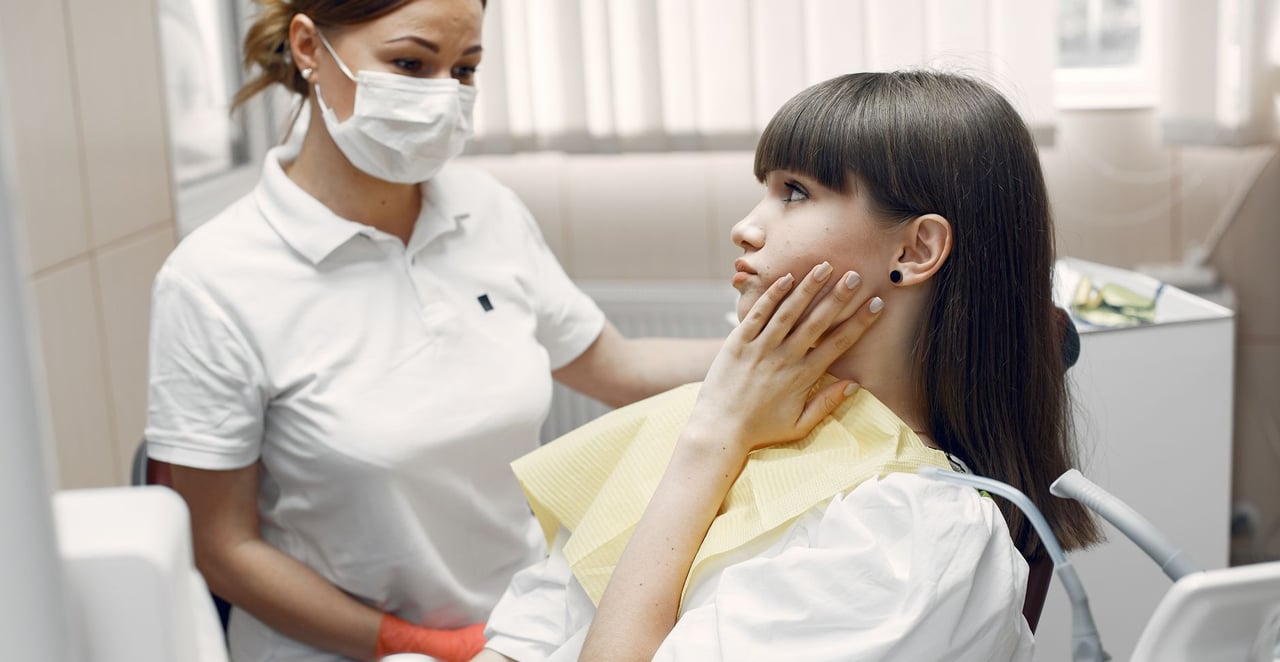 You are currently viewing Abcès dentaire : causes, symptômes et traitements possibles